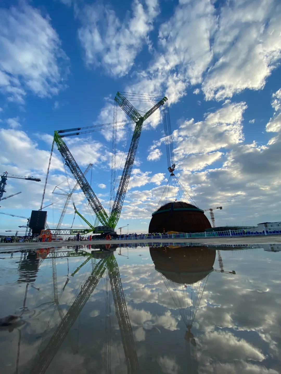 中核集团田湾核电8号机组穹顶球冠吊装成功