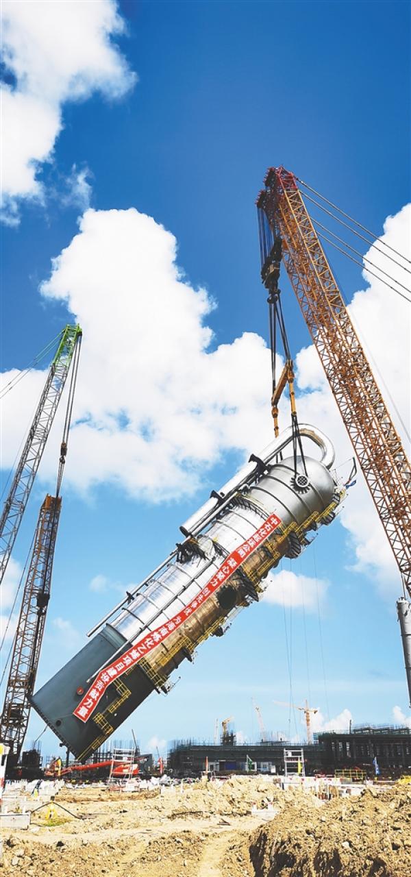 联合能源法哈油田中央处理厂脱乙烷塔吊装成功