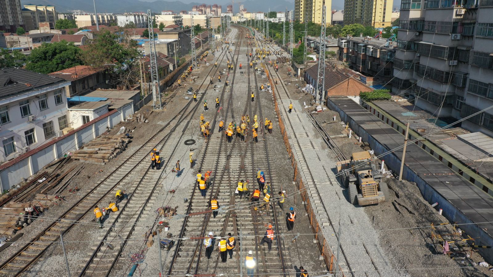 我国首个重载铁路既有线小半径曲线改造工程开工建设