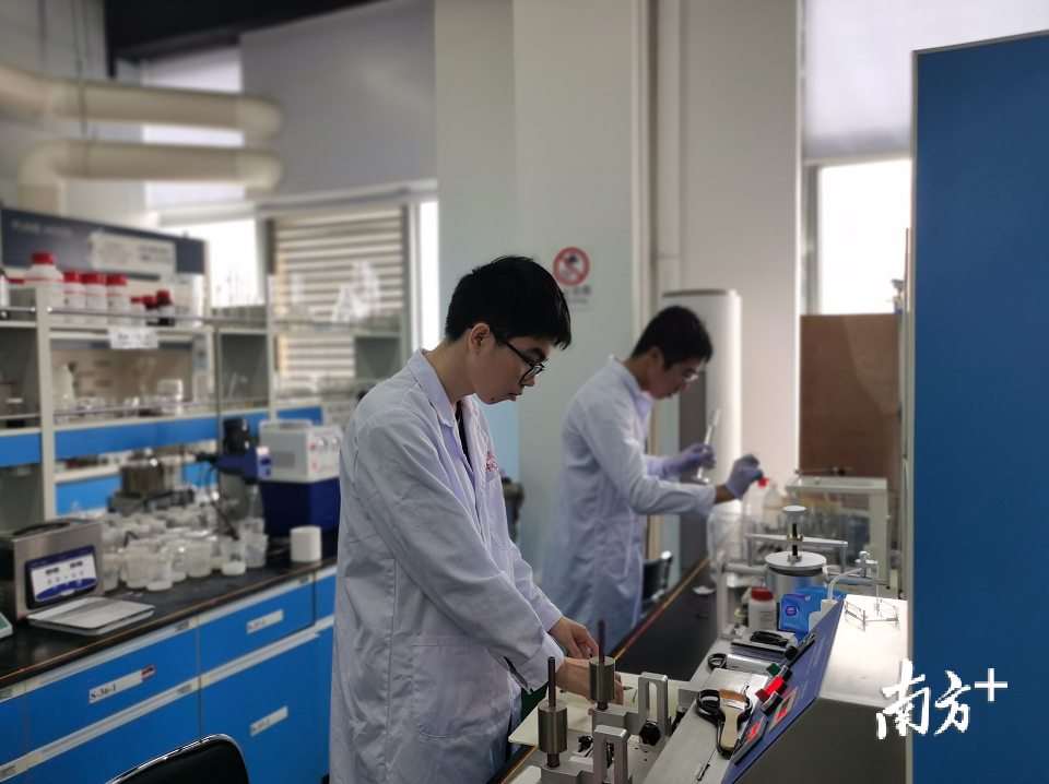 对话服贸会丨北京航空航天大学教授刘宇宙：“AI+新材料”助力绿色能源技术瓶颈突破