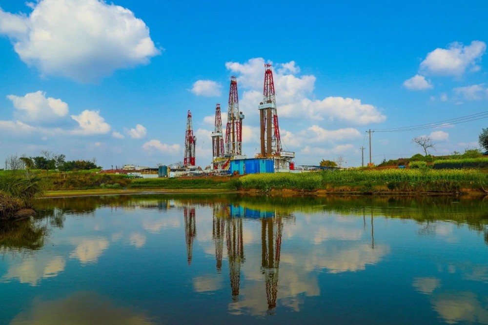 中国石油西南油气田建设楚攀“光伏走廊”降碳增绿